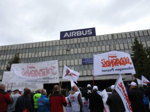 obraz dla wpisu: Cała Polska wspiera strajkujących w Airbus Poland SA