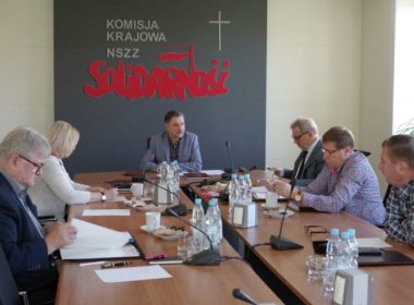 obraz dla wpisu: Prezydium KK ostro o decyzji posłów: Odmawiacie podwyżek budżetówce, a sami podnosicie sobie pensje!