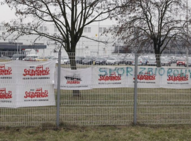 obraz dla wpisu: Spór w tyskim Oplu. Czekają na mediatora